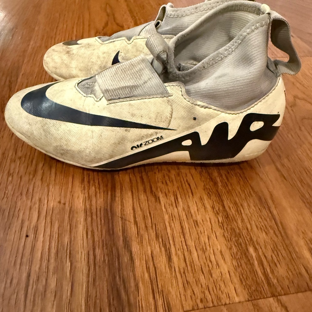 Nike Kids soccer cleats laceless Mercurial